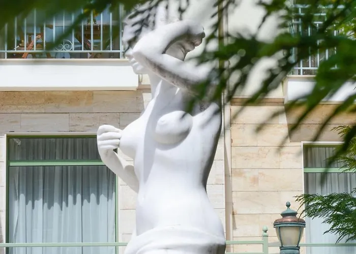 Romance Studio-steps From Thesea *